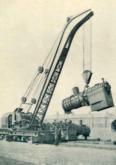 ए रेलवे ट्रैवलिंग क्रेन, 1922। द्वारा अज्ञात