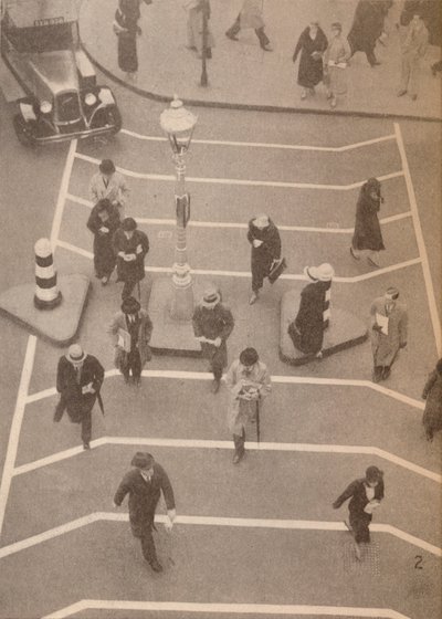 चेरिंग क्रॉस स्टेशन के सामने एक सुरक्षा लेन, c1934, 1935 द्वारा अज्ञात
