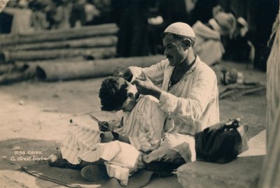 ए स्ट्रीट बार्बर, काहिरा, मिस्र, 1936 द्वारा अज्ञात