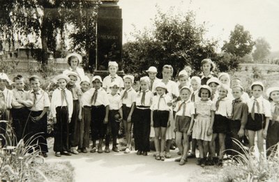 1950 के दशक में यल्टा, क्रीमिया, यूएसएसआर में एक यंग पायनियर्स यूनिट द्वारा अज्ञात