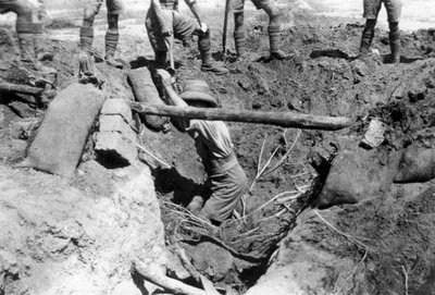 एक ध्वस्त ब्रिटिश डगआउट, मेसोपोटामिया, WWI, 1918 द्वारा अज्ञात