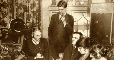 1923, 1935 के आम चुनाव के परिणामों को सुनने वाला परिवार। द्वारा अज्ञात