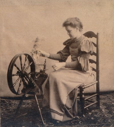 चरखा कातने वाली महिला c1900 द्वारा अज्ञात
