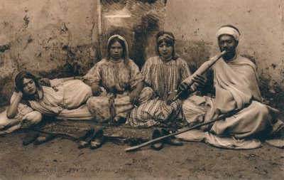 पारंपरिक अरब लोगों को दर्शाती एक तस्वीर, c1909 द्वारा अज्ञात
