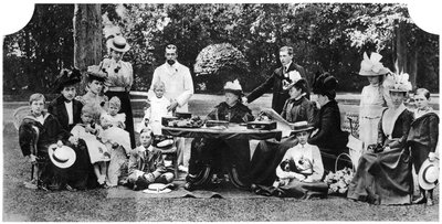 ओस्बोर्न हाउस में एक शाही परिवार की पार्टी, आइल ऑफ वाइट, c1890-1900, 1935 द्वारा अज्ञात