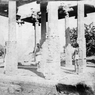 मद्रास, भारत, 1874 के पास एक खंडहर मंदिर द्वारा अज्ञात