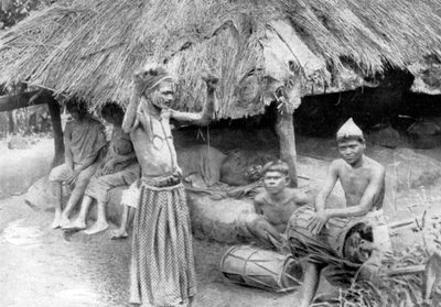 दक्षिण भारत में एक बीमार आदमी से एक आत्मा को खारिज करने वाला एक जादूगर, 1926 द्वारा अज्ञात