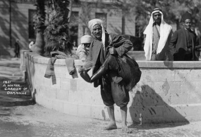 दमिश्क, सीरिया में एक जल वाहक, c1920s-c1930s द्वारा अज्ञात