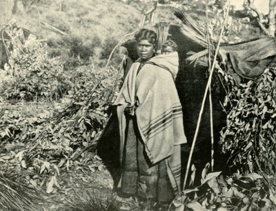 बच्चे के साथ आदिवासी महिला, 1901। द्वारा अज्ञात