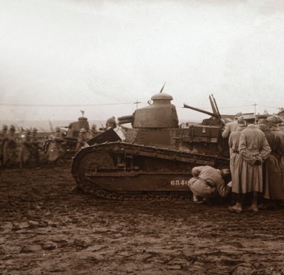 टैंक के साथ आगे बढ़ना, c1914-c1918 द्वारा अज्ञात
