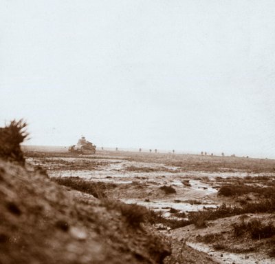 टैंक के साथ आगे बढ़ना, c1914-c1918 द्वारा अज्ञात