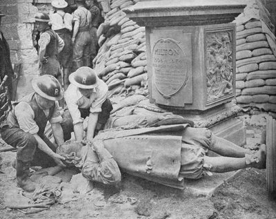 ऑल नाइट रेड ऑन ब्रिटेंस कैपिटल - स्टैच्यू ऑफ जॉन मिल्टन, 1940, 1940 द्वारा अज्ञात