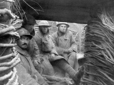 1917-1918 के मोर्चे पर एक खाई में अमेरिकी और फ्रांसीसी सैनिक द्वारा अज्ञात