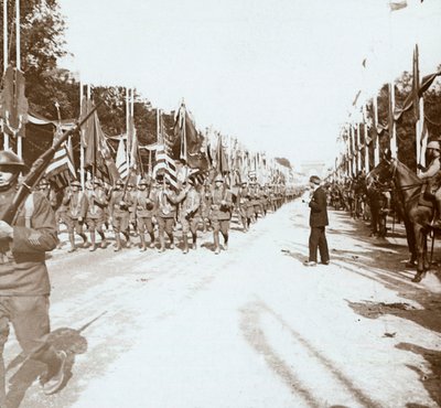 विजय परेड, पेरिस, फ्रांस में मार्च करते अमेरिकी सैनिक, c1918-c1919 द्वारा अज्ञात