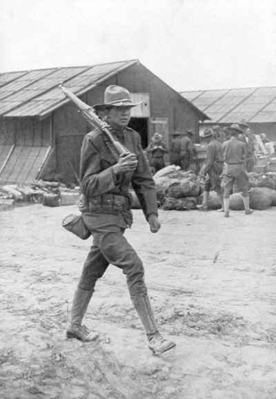 संतरी ड्यूटी पर एक अमेरिकी सैनिक, सेंट नाज़ायर, फ्रांस, c1917 द्वारा अज्ञात