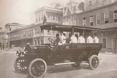 सैन्य पुलिस बल का एक ऑटोमोबाइल, 1914 द्वारा अज्ञात