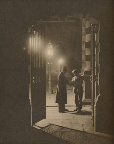 छोटे घंटों में यार्ड में एक घटना, c1935। द्वारा अज्ञात
