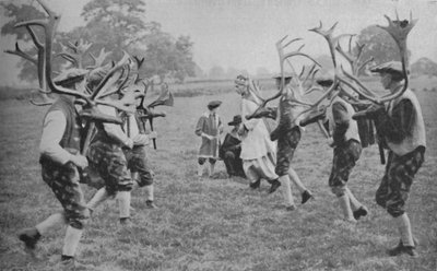 डांस के प्राचीन रूप अभी भी इंग्लैंड में बने हुए हैं - द हॉर्न डांस, c1935 द्वारा अज्ञात
