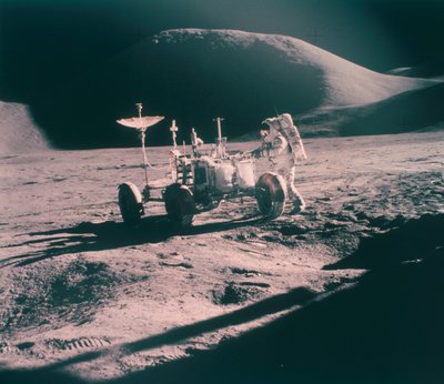 अपोलो 15 अंतरिक्ष यात्री जेम्स इरविन, लूनर रोवर के साथ, अगस्त 1971 द्वारा अज्ञात