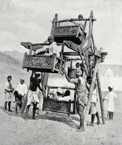 एक बड़े पहिये का आनंद ले रहे अरबी बच्चे, 1922 द्वारा अज्ञात