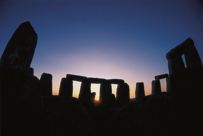 नवपाषाण कला: (कांस्य युग): स्टोनहेंज साइट का दृश्य (लगभग 1700-1300 ईसा पूर्व) एम्सबरी, इंग्लैंड द्वारा अज्ञात