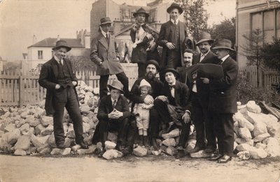 ला रुचे, मोंटपर्नासे, 1914 के सामने कलाकार। द्वारा अज्ञात