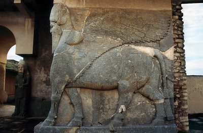 असीरियन कला: पंखों वाला बैल, महल के प्रवेश द्वार का संरक्षक, मूर्तिकला। द्वारा अज्ञात