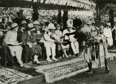 सुवा, फिजी में। स्पर्म व्हेल का एक तबुआ दांत पेश ... 1927, 1937। द्वारा अज्ञात