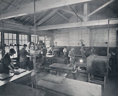 फाउंड्री में काम पर। पेज के वैक्स मोल्स बनाना, 1917 द्वारा अज्ञात