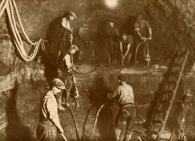 न्यू जर्सी सुरंग पर काम पर, c1930। द्वारा अज्ञात
