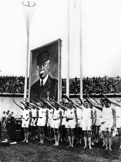 एथलीटों को सलामी देने वाले फासीवादी, Parc des Princes, Paris, 1941 द्वारा अज्ञात