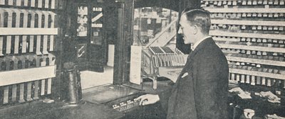 वेस्टमिंस्टर, 1926 में स्वचालित टिकट और परिवर्तन मशीनें द्वारा अज्ञात