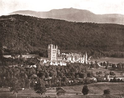 बाल्मोरल कैसल, एबर्डीनशायर, स्कॉटलैंड, 1894। द्वारा अज्ञात