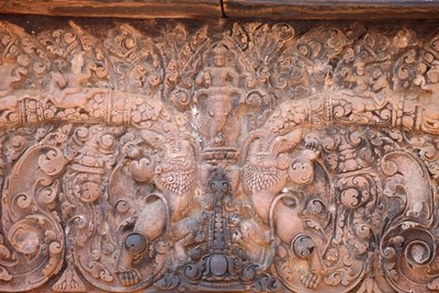 कंबोडिया के अंगकोर में बंटेय श्रेई मंदिर। बारीक नक्काशी की गई है। सिएम रीप कंबोडिया द्वारा अज्ञात