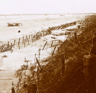 समुद्र तट पर कांटेदार तार बाधाएं, Nieuwpoort-Bad, फ़्लैंडर्स, बेल्जियम, c1914-c1918 द्वारा अज्ञात