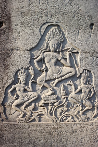 बेयोन आकाशीय नर्तकियों को एक स्तंभ में उकेरा गया, सिएम रीप, कंबोडिया द्वारा अज्ञात