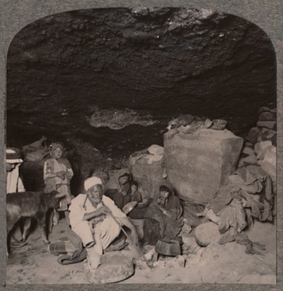 बेदौइन गुफा-वासी अपनी गुफाओं में, c1900 द्वारा अज्ञात