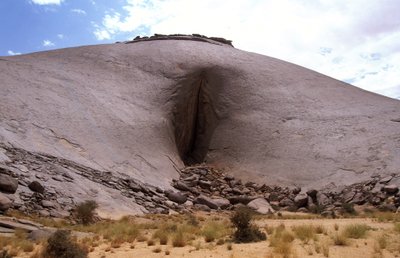 अद्रार, मॉरिटानिया में बेन अमीरा मोनोलिथ द्वारा अज्ञात