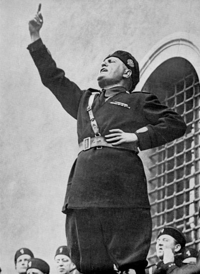 बेनिटो मुसोलिनी, इतालवी फासीवादी तानाशाह, c1930s द्वारा अज्ञात