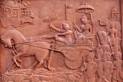 भगवद गीता एक हिंदू मंदिर पर उकेरी गई: कृष्ण चला रहे थे अर्जुन के रथ वृंदावन Inde द्वारा अज्ञात