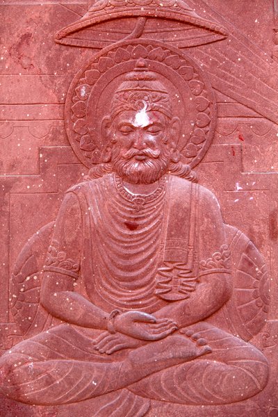 भगवद गीता एक हिंदू मंदिर पर उकेरी गई: वृंदावन भारत द्वारा अज्ञात