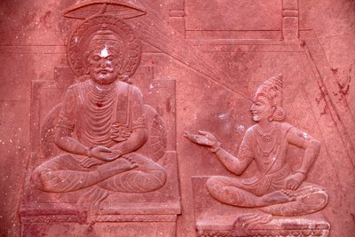 भगवद गीता एक हिंदू मंदिर पर उकेरी गई: कृष्ण और अर्जुन वृंदावन के बीच संवाद Inde द्वारा अज्ञात