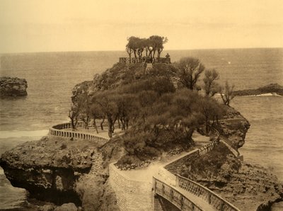 बियारिट्ज़ - द रॉक ऑफ बस्ता, c1930। द्वारा अज्ञात