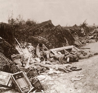 कोर्टसेल, उत्तरी फ्रांस, जून 1918 को लेने के बाद निकायों द्वारा अज्ञात