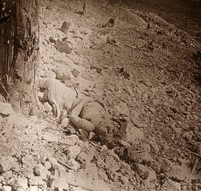 मृत सैनिक का शरीर, c1914-c1918 द्वारा अज्ञात