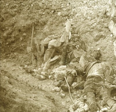 मृत सैनिक का शरीर, c1914-c1918 द्वारा अज्ञात