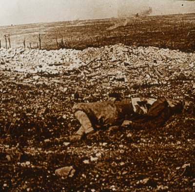 दूरी में बैराज आग के साथ शरीर, c1914-c1918 द्वारा अज्ञात