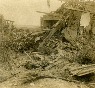 1916 में अग्रभूमि में मृत सैनिक का भवन, बमबारी द्वारा अज्ञात