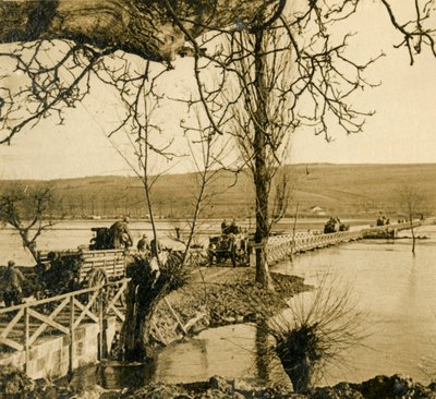 डुगनी, उत्तरी फ्रांस में नदी के ऊपर पुल, c1914-c1918 द्वारा अज्ञात