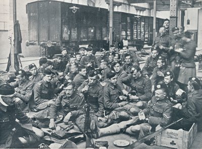 फ्रांसीसी रेलवे स्टेशन, c1914 में भोजन करने वाले ब्रिटिश सैनिक द्वारा अज्ञात